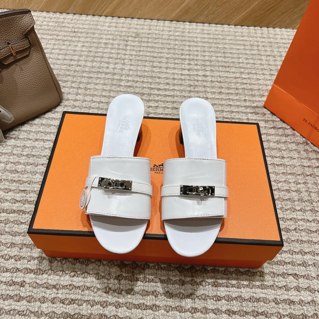 👟👟Ex-factory price 540👟👟 High version of the 2024 spring and summer new HERMES Hermès counter new style. The wedge-heeled Erjiu sandals and slippers, which have been extremely popular recently, are paired with various colorful socks. They are very trendy. Upper: cowhide. Outsole: technological imitation wood sole. Heel height: about 7cm. Size: Female 35-41 (40/41 non-refundable and non-exchangeable)